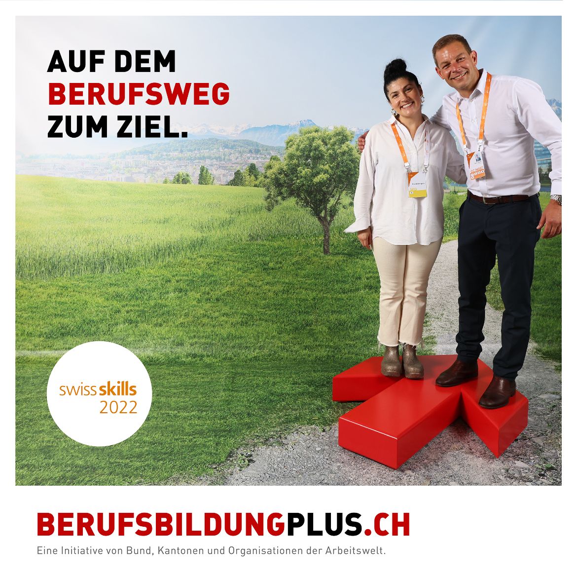 Rémy Hübschi, stellvertretender Direktor des Staatssekretariats für Bildung, Forschung und Innovation, posiert mit Elif Oskan auf dem roten Pfeil.