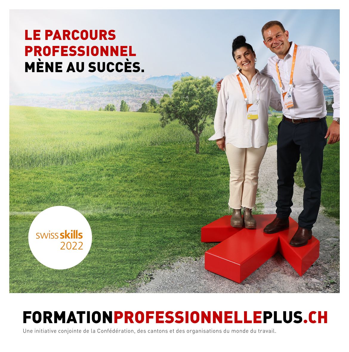 Rémy Hübschi, directeur suppléant du Secrétariat d’État à la formation, à la recherche et à l’innovation, pose avec Elif Oskan sur la flèche rouge.