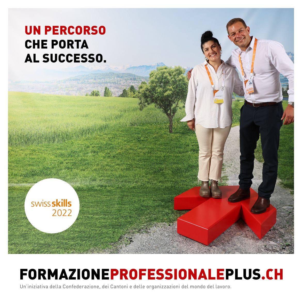 Rémy Hübschi, direttore supplente della Segreteria di Stato per la formazione, la ricerca e l'innovazione (SEFRI), in posa con Elif Oskan sulla freccia rossa.