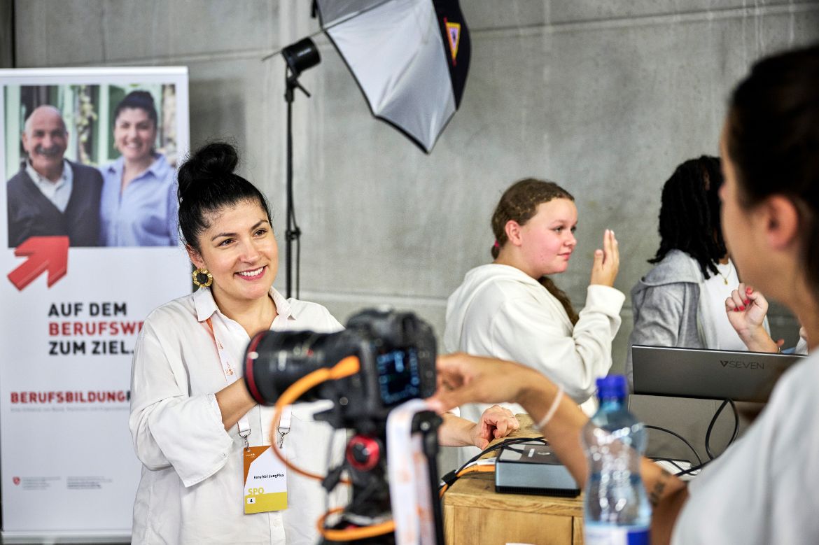Visite d’Elif Oskan sur le stand photo de FormationProfessionnellePlus.ch aux SwissSkills 2022.
